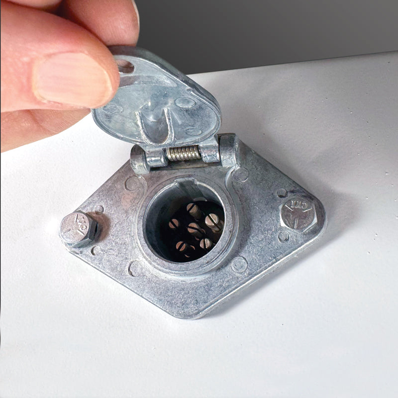 Trailer plug